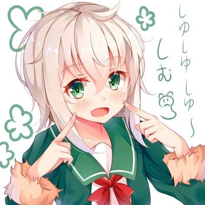 女子穿着带有巨大吊牌旗袍街头拍照